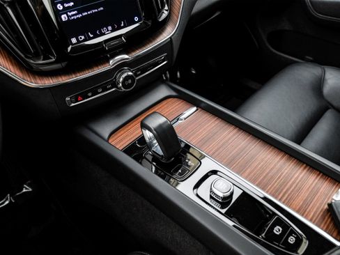 Used 2023 Volvo XC60 B5 Plus image 23