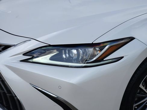 Used 2024 Lexus ES 350 w/ Premium Package FWD image 9