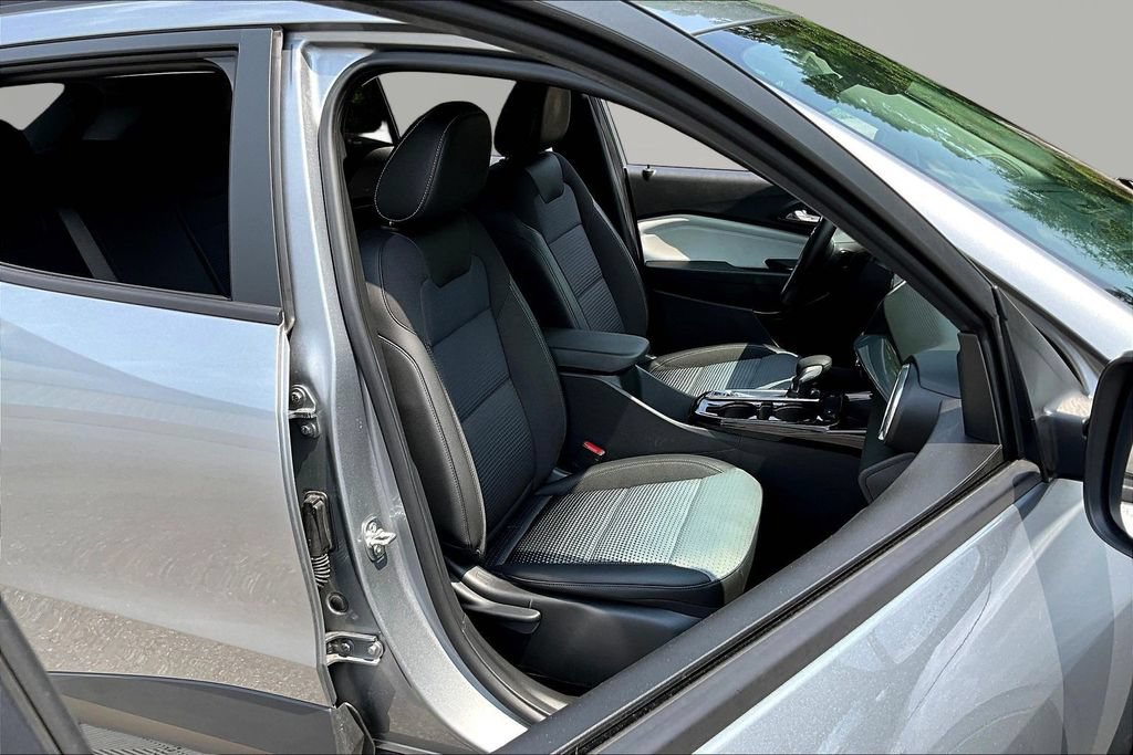 Used 2025 Chevrolet Trax LT w/ LT Convenience Package FWD image 28