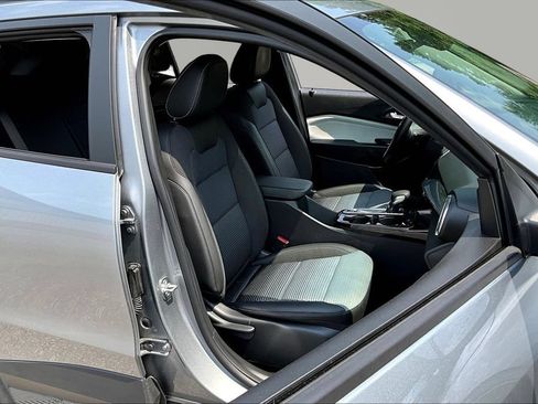 Used 2025 Chevrolet Trax LT w/ LT Convenience Package FWD image 28