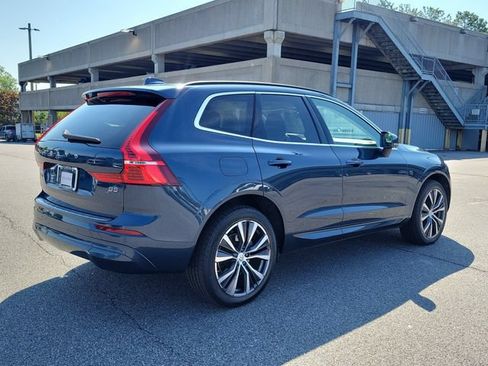 Used 2022 Volvo XC60 B5 Momentum w/ Climate Package FWD image 4