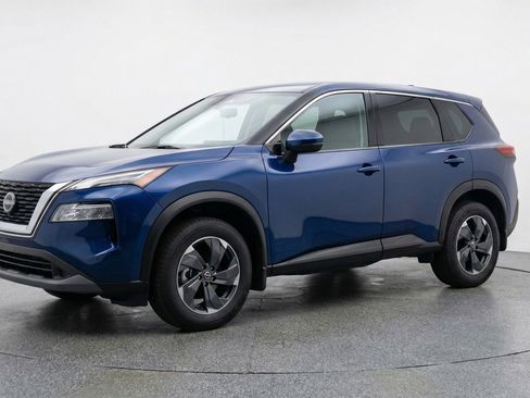 Used 2025 Nissan Rogue SV image 3