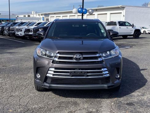 Used 2019 Toyota Highlander AWD V6 image 2