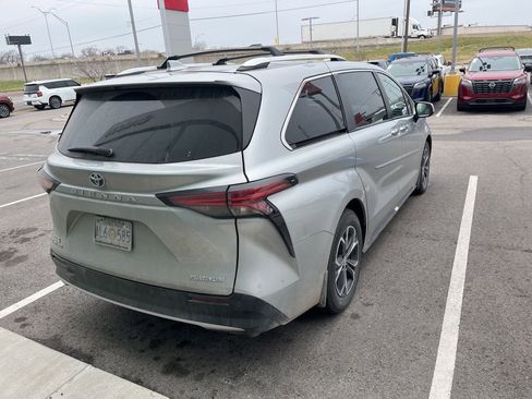 Used 2025 Toyota Sienna Platinum image 6
