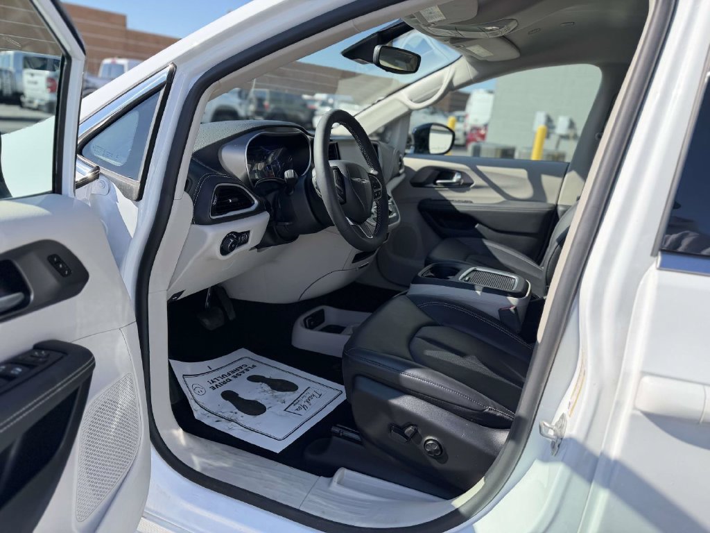 Used 2024 Chrysler Pacifica Touring-L AWD/4WD image 18