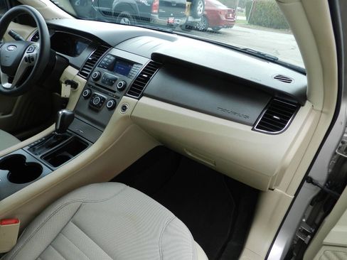 Used 2018 Ford Taurus SE image 13