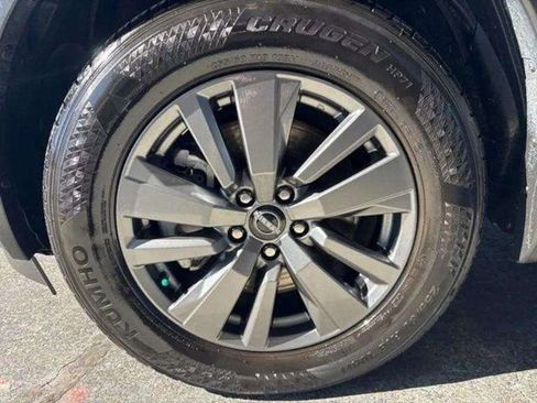 Used 2025 Nissan Pathfinder SV image 13