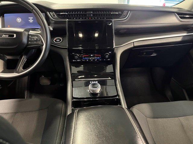 Used 2023 Jeep Grand Cherokee Laredo AWD/4WD image 21