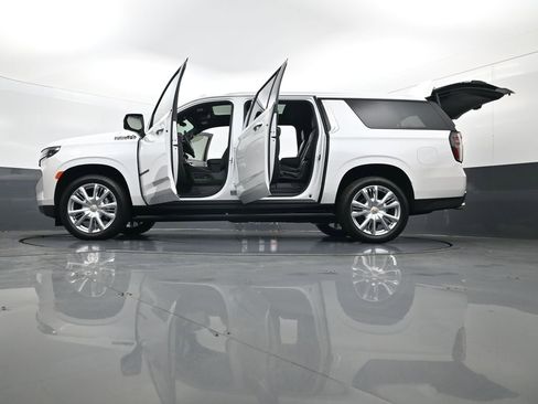 Used 2024 Chevrolet Suburban High Country AWD/4WD image 35