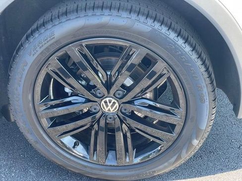 Used 2022 Volkswagen Tiguan SE R-Line image 32
