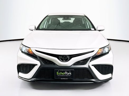 Used 2023 Toyota Camry SE image 2