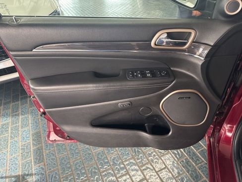 Used 2017 Jeep Grand Cherokee Overland image 12