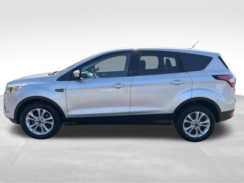 Used 2017 Ford Escape SE image 2