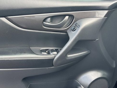 Used 2020 Nissan Rogue S FWD image 25