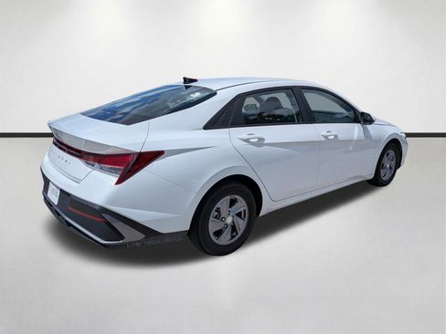 Used 2024 Hyundai Elantra SE image 4