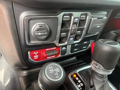 Used 2025 Jeep Gladiator Mojave image 16