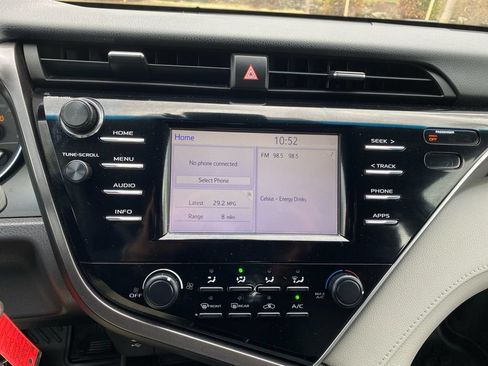 Used 2018 Toyota Camry FWD image 21