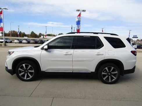 Used 2023 Honda Pilot Touring image 8