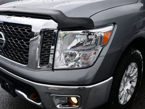 Used 2018 Nissan Titan SV image 14