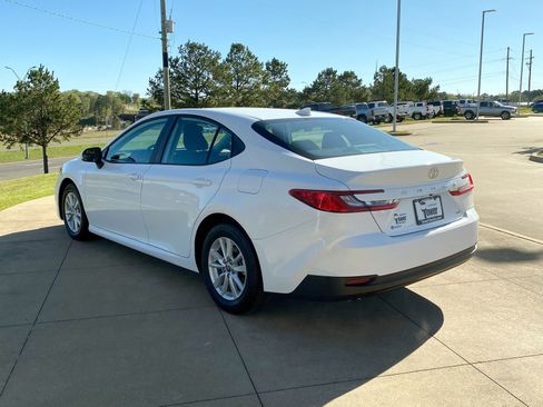 Used 2025 Toyota Camry LE image 4