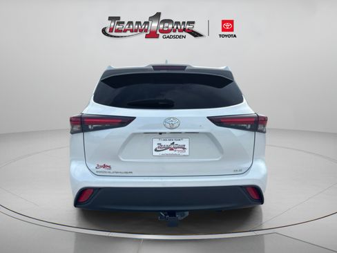Used 2024 Toyota Highlander XLE FWD image 6