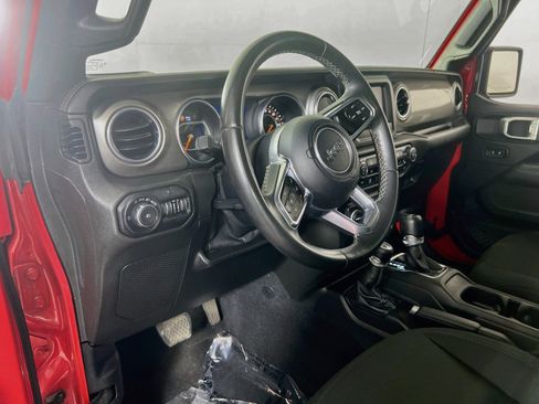 Used 2018 Jeep Wrangler Unlimited Sahara w/ Dual Top Group AWD/4WD image 9