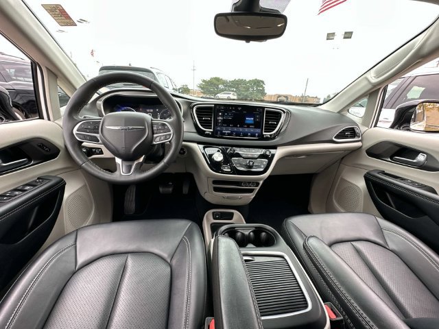 Used 2024 Chrysler Pacifica Touring-L FWD image 12
