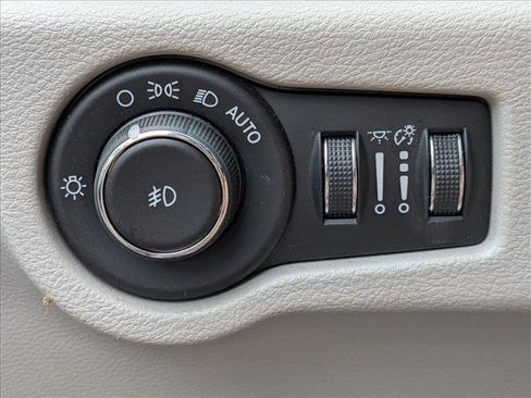 Used 2020 Chrysler Pacifica Touring-L FWD image 12