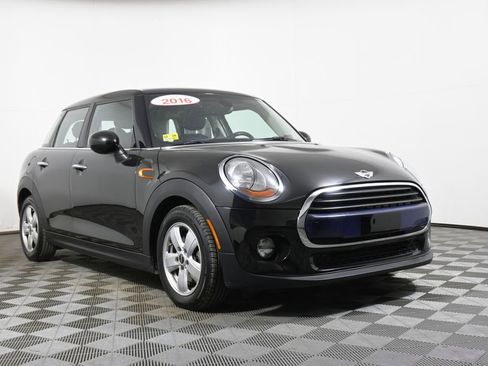 Used 2016 MINI Cooper 4-Door Hardtop image 8
