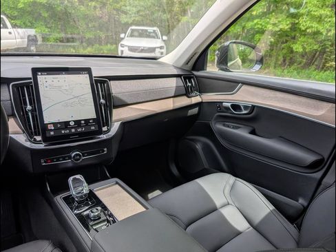 Certified 2025 Volvo XC90 B6 Core AWD/4WD image 13