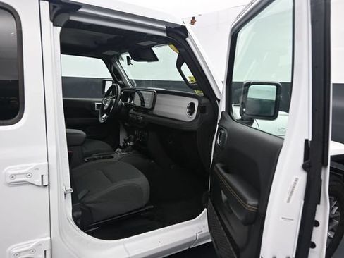 Used 2025 Jeep Wrangler Unlimited Sahara AWD/4WD image 35