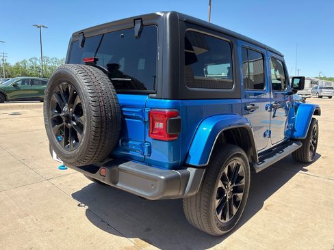 Used 2022 Jeep Wrangler Unlimited Sahara w/ Dual Top Group AWD/4WD image 8