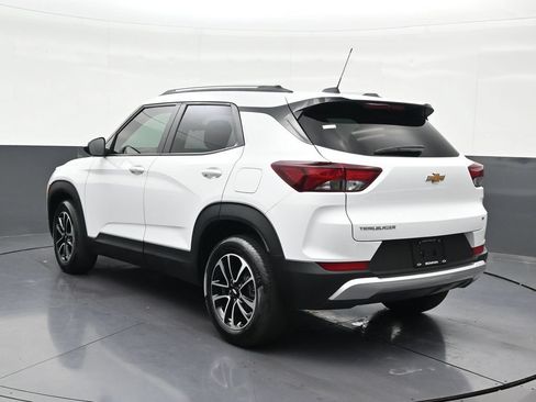 Used 2025 Chevrolet TrailBlazer LT FWD image 3