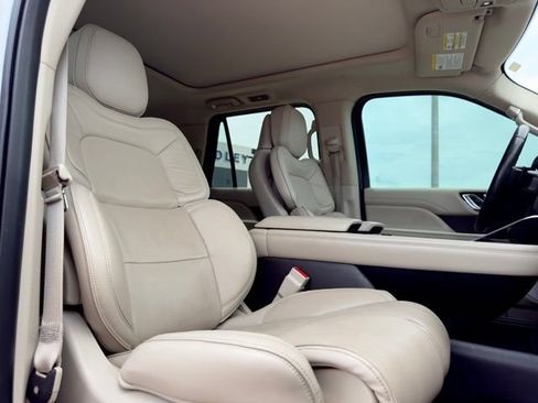 Used 2019 Lincoln Navigator Reserve AWD/4WD image 18