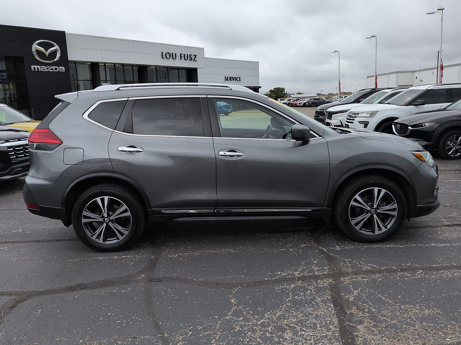 Used 2017 Nissan Rogue SL AWD/4WD image 2