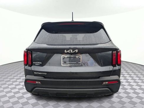 Used 2023 Kia Sorento LX image 4