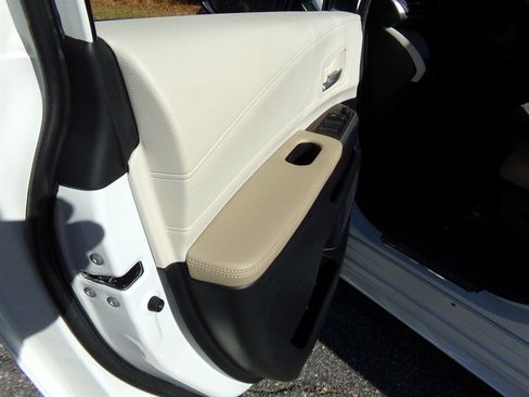 Used 2024 Toyota Sienna XLE image 56