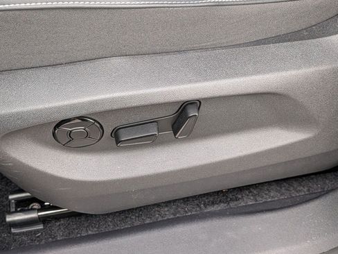 Used 2025 Volkswagen Tiguan SE image 18