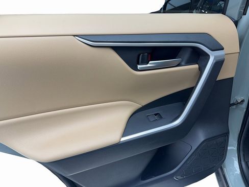 Used 2020 Toyota RAV4 XLE Premium image 37