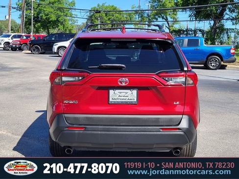 Used 2019 Toyota RAV4 LE FWD image 4