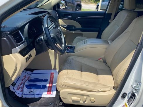 Used 2016 Toyota Highlander Limited Platinum FWD image 6