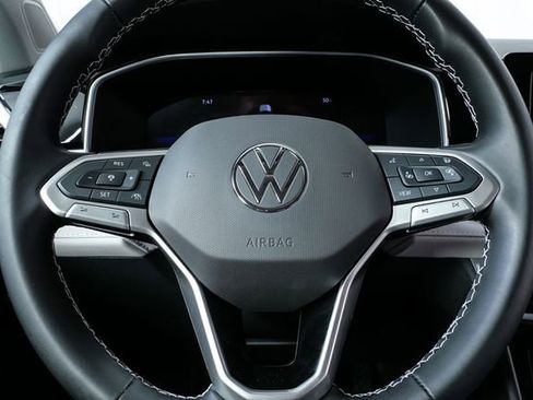 Certified 2025 Volkswagen Taos SE image 9