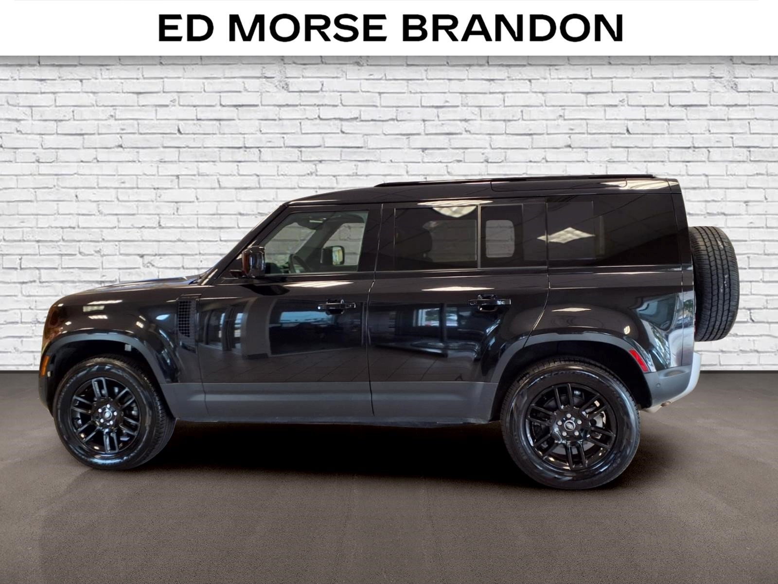 Used 2025 Land Rover Defender 110 S AWD/4WD image 2