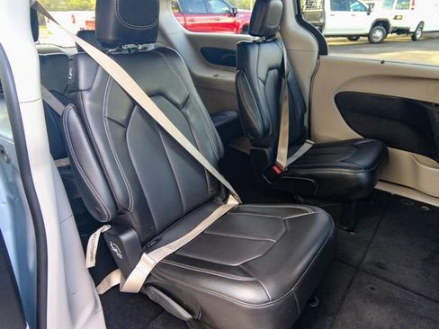 Used 2023 Chrysler Pacifica Touring-L FWD image 24