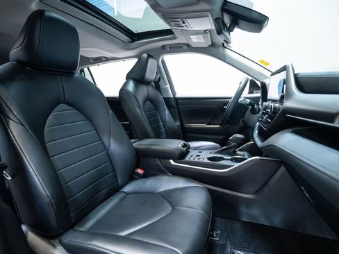 Certified 2024 Toyota Highlander XLE image 13