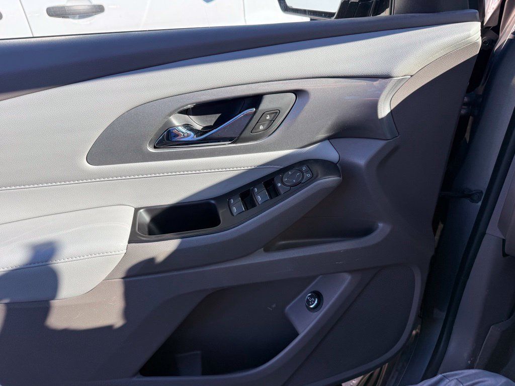 Used 2019 Chevrolet Traverse LT w/ LPO, 'HIT The Road' Package AWD/4WD image 15