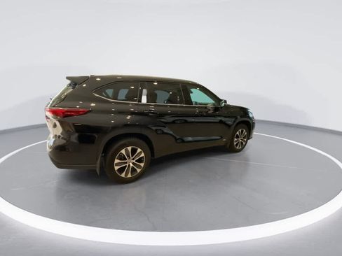 Used 2022 Toyota Highlander XLE AWD/4WD image 8