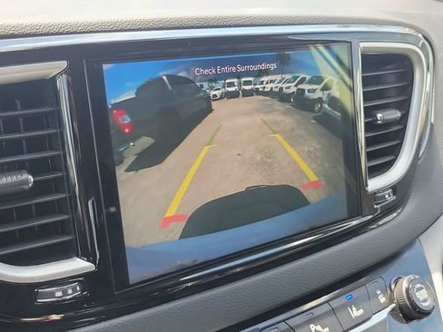 Used 2023 Chrysler Pacifica Touring-L FWD image 28