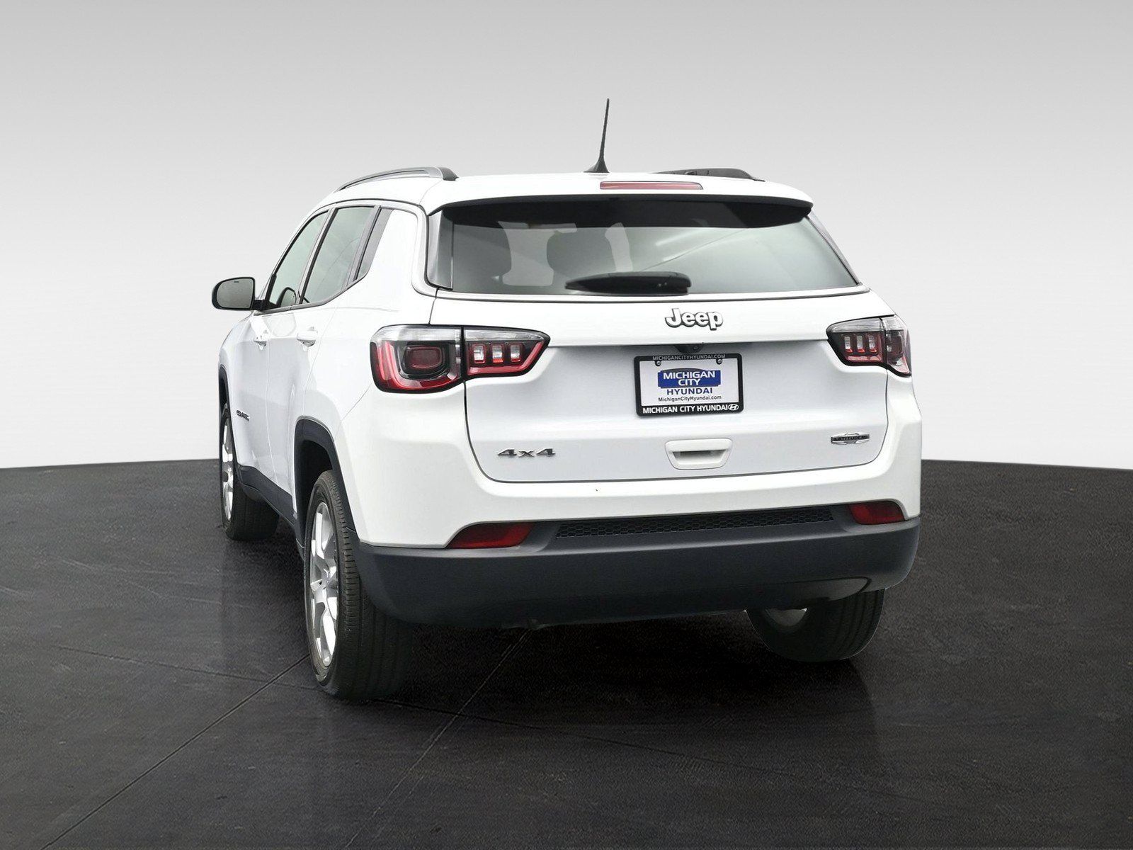 Used 2023 Jeep Compass Latitude AWD/4WD image 3
