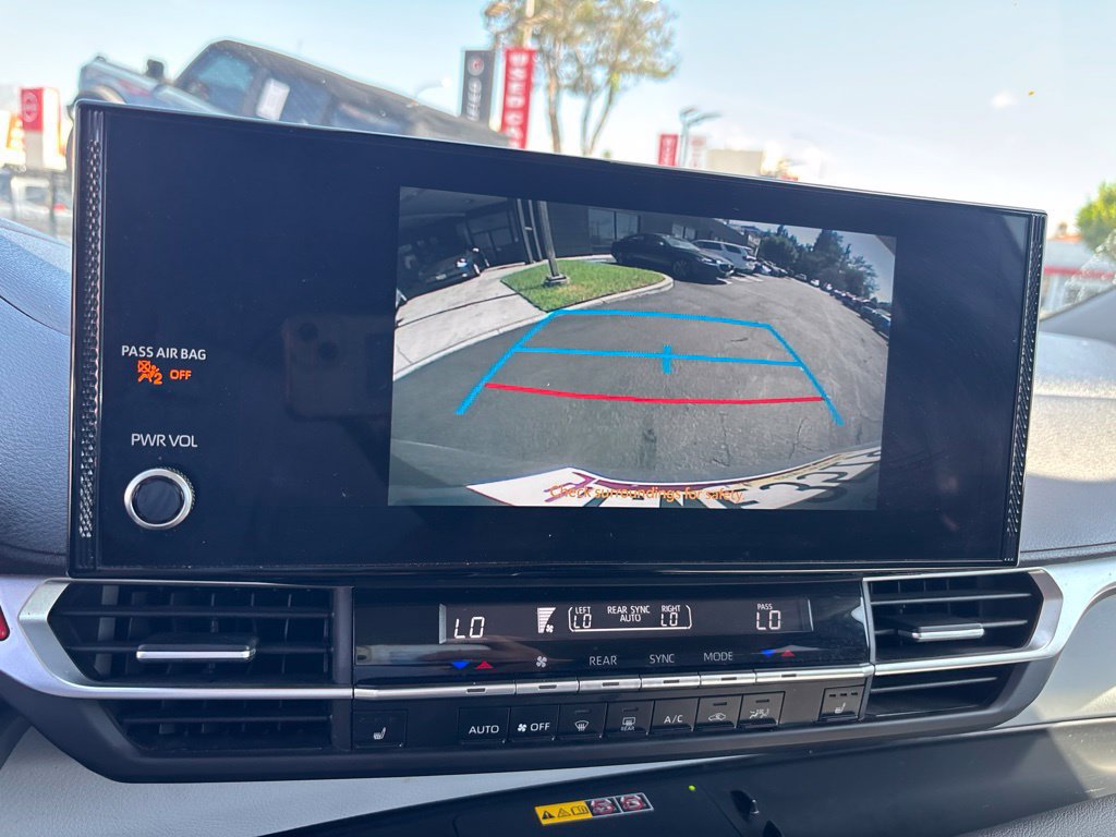 Used 2025 Toyota Sienna XLE FWD image 26